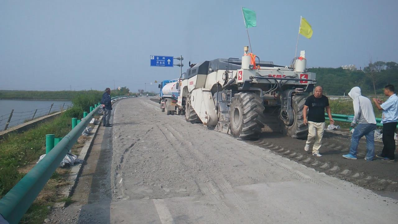 RZ2300，大連濱海公路冷再生施工