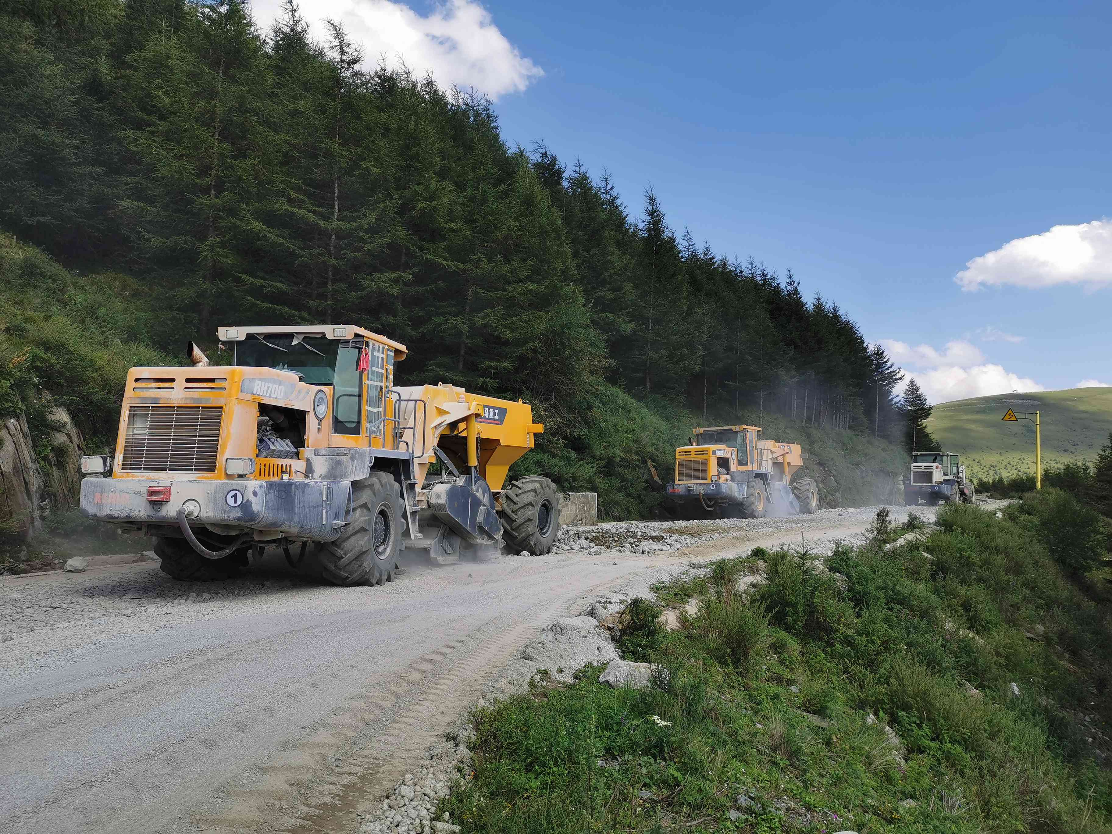 RH700，五臺(tái)山水泥路破碎施工